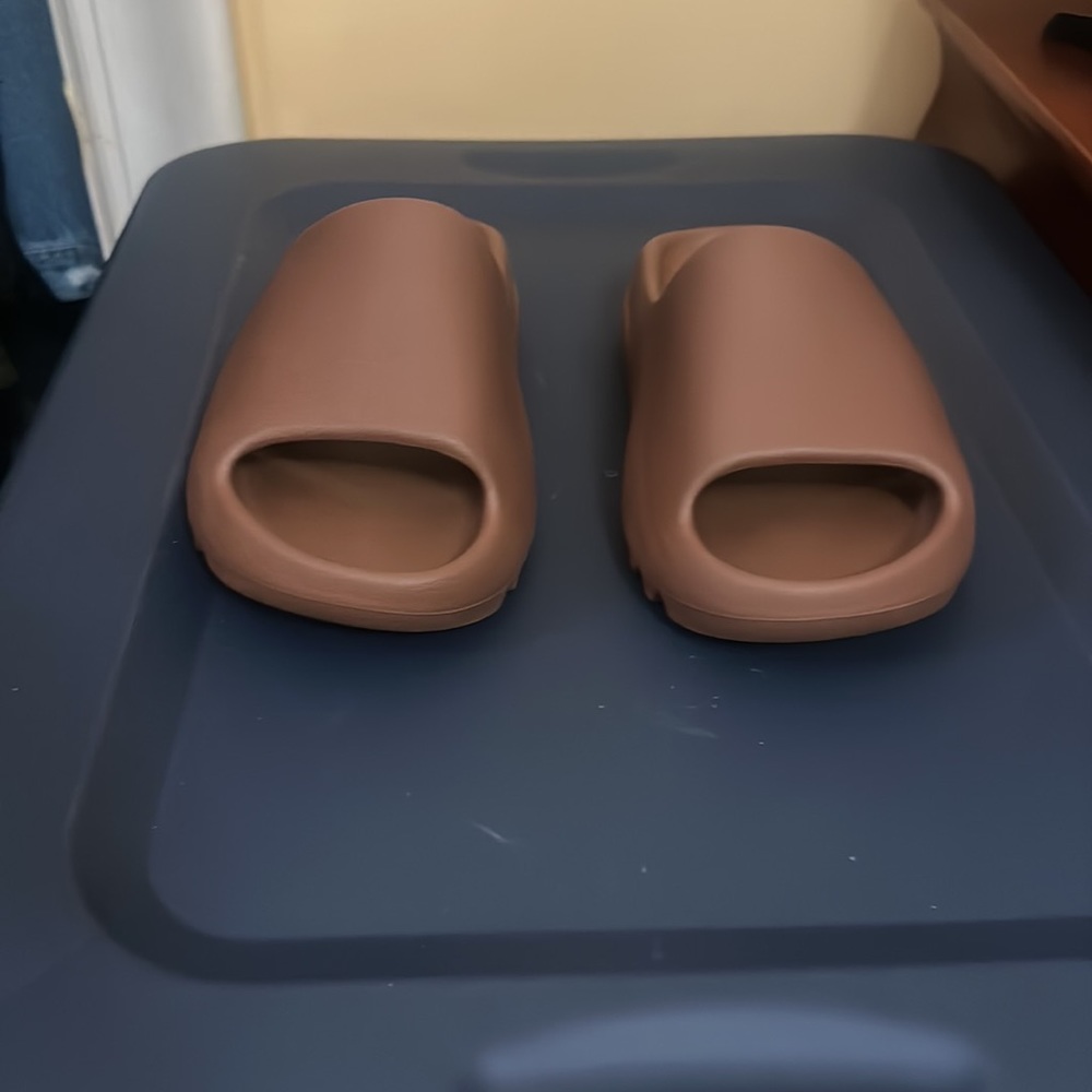 Size 6 Yeezy equivalent to women 7.5 no box!!